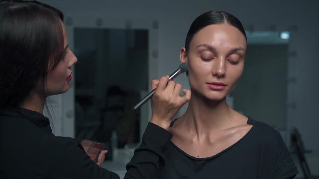 Makeup artist applying fondation