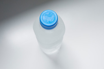 ペットボトルの水の白背景でのイメージ写真及び素材写真