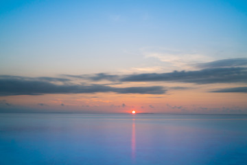 Obraz premium Sunrise over ocean