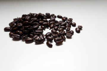 アイスコーヒーとコーヒー豆の白背景でのイメージ写真