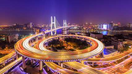 schöne Nanpu-Brücke bei Nacht, überquert den Huangpu-Fluss, Shanghai, China