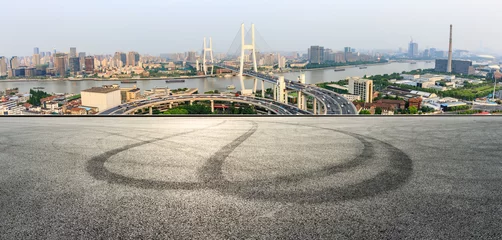 Tableaux ronds sur aluminium Pont de Nanpu Empty asphalt road and Nanpu bridge in Shanghai,China