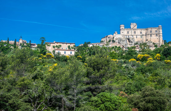 France, Vaucluse, perched village of Barroux and its fortified castle