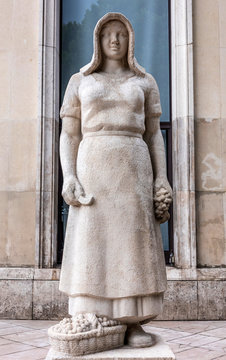 France, 16th arrondissement of Paris, Palais de Tokyo, sculpture by Pierre Vigoureux "La Vendangeuse" (1937)