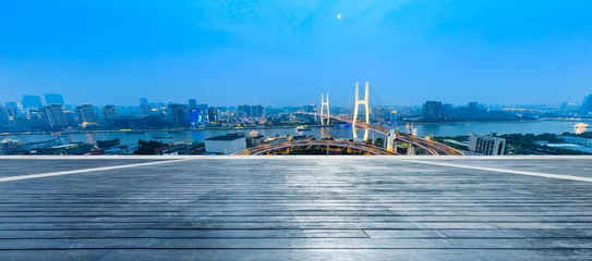 Photo sur Plexiglas Pont de Nanpu Empty wooden board square and bridge buildings at night in Shanghai,China