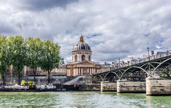 France, 6th arrondissement of Paris, Passerelle du Pont des Arts (19th century) over the Seine river and Institut de France