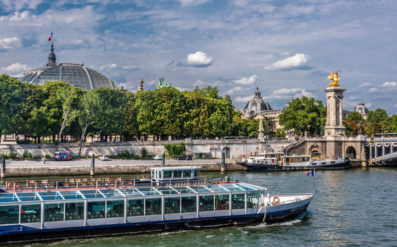 France, 8th arrondissement of Paris, pont Alexandre III (19th century) over the Seine river, bateau-mouche (tourist river boat)
