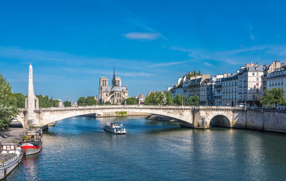 France, 4th arrondissement of Paris, pont de la Tournelle over the Seine river, catheral of Notre-Dame de Paris and quai d'Orleans on the Ile Saint-Louis