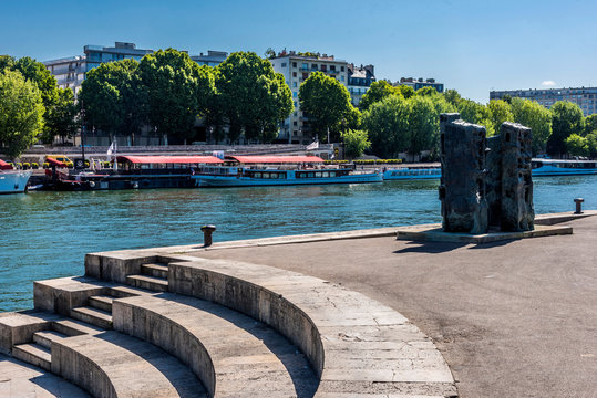 France, 4th and 5th arrondissements of Paris, jardin Tino-Rossi, musee de la sculpture en plein air at the port Saint Bernard at the Seine river (demeure 1 by Etienne Martin, 20th century, bronze) (represented by the ADAGP)