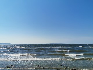 Fototapeta na wymiar the beach with waves and sunshine