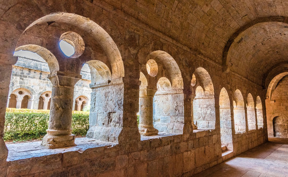 France, Provence-Alpes-Cote-d'Azur, Var, cloister of the cistercian abbey of the Thoronet