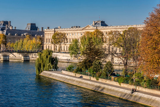 France, Paris, 1st arrondissament, Square du Vert Galant at the tip of l'&icirc;le de la Cite, The Louvre and The Pont des Arts on the Seine river