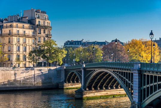 France, Paris, 4th arrondissement, &icirc;le Saint-Louis, buildings on the Quai de Bethune and Pont de Sully on the Seine river