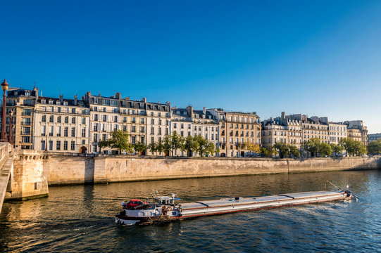 France, Paris 4th arrondissement, &icirc;le Saint Louis, buildings on the Quai de Bethune seen from the Pont de la Tournelle on the Seine river