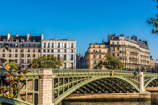 France, Paris, 4th arrondissement, &icirc;le Saint-Louis, buildings on the Quai de Bethune and Pont de Sully on the Seine river, seen from the Quai Saint-Bernard