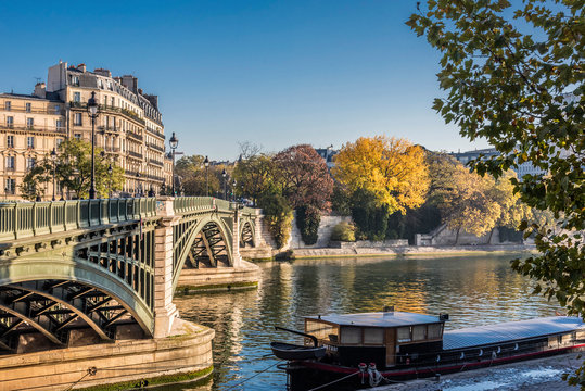 France, Paris, 4th arrondissement, &icirc;le Saint-Louis, buildings on the Quai de Bethune and Pont de Sully on the Seine river, seen from the Quai Saint-Bernard