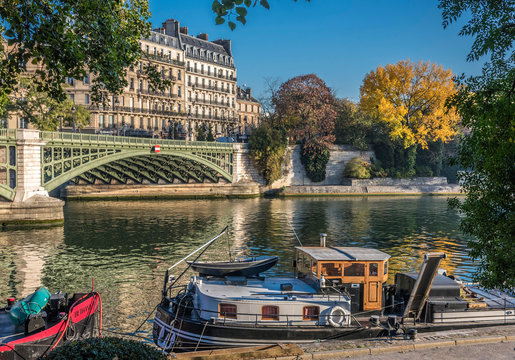 France, Paris, 4th arrondissement, &icirc;le Saint-Louis, buildings on the Quai de Bethune and Pont de Sully on the Seine river, seen from the Quai Saint-Bernard
