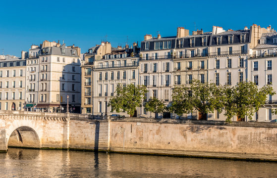 France, Paris 4th arrondissement, &icirc;le Saint-Louis, buildings of the Quai de Bethune and Pont de la Tournelle on the Seine river, seen from the Quai de la Tournelle