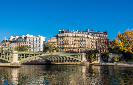 France, Paris, 4th arrondissement, &icirc;le Saint Louis, buildings of the Quai de Bethune and Pont de Sully on the Seine river, seen from the Quai Saint-Bernard