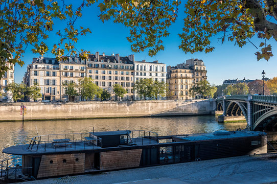 France, Paris, 4th century, &icirc;le Saint-Louis, buildings of the Quai de Bethune and Pont de Sully on the Seine river, seen from the Quai de Tournelle
