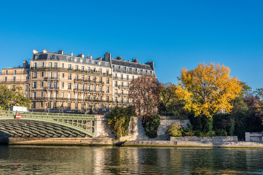 France, Paris, 4th arrondissement, &icirc;le Saint Louis, buildings of the Quai de Bethune and Pont de Sully on the Seine river, seen from the Quai Saint-Bernard