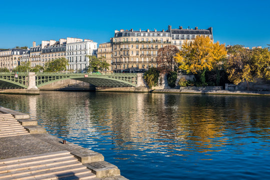 France, Paris, 4th arrondissement, &icirc;le Saint Louis, buildings of the Quai de Bethune and Pont de Sully on the Seine river, seen from the Quai Saint-Bernard