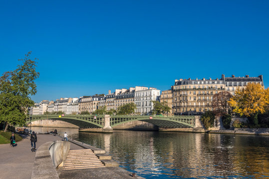 France, Paris, 4th arrondissement, &icirc;le Saint Louis, buildings of the Quai de Bethune and Pont de Sully on the Seine river, seen from the Quai Saint-Bernard