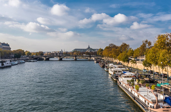 France, Paris, 7th arrondissement, Pont de la Concorde and houseboats on the Seine River at the Quai des Tuileries