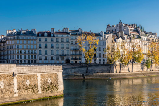France, Paris, 4th arrondissement, &icirc;le Saint Louis, buildings of the Quai d'Orleans on the bank of the Seine river and the tip of L'&icirc;le de la Cite, seen from the Quai Montebello.