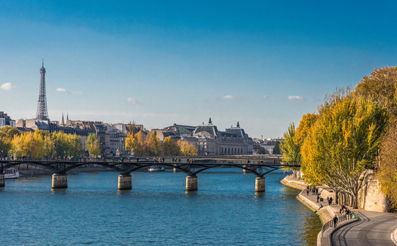 France, Paris, 6th arrondissement, Pont des Arts and the Eiffel tower in the background