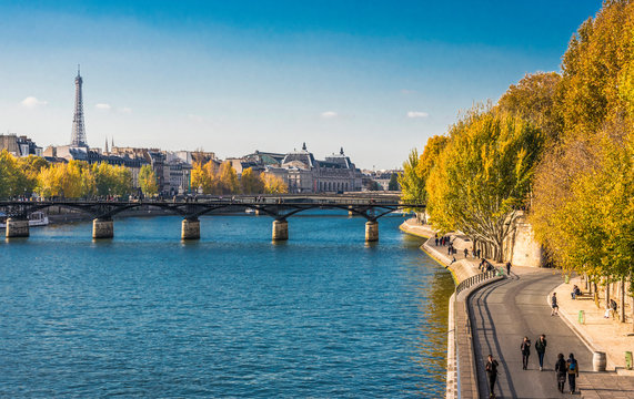 France, Paris, 6th arrondissement, Pont des Arts and Eiffel tower in the background