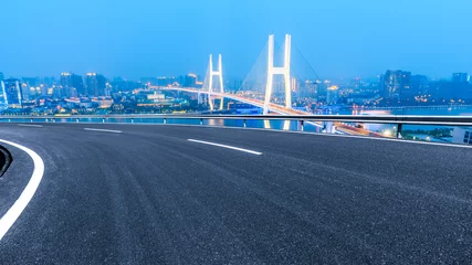 Cercles muraux Pont de Nanpu Autoroute vide et pont Nanpu la nuit à Shanghai, Chine