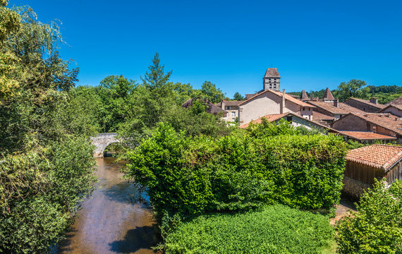 France, Dordogne, Perigord Vert, Saint-Jean-de-Cole (Plus Beau Village de France - Most Beautiful Village in France), paesant houses on the bank of the Cole river