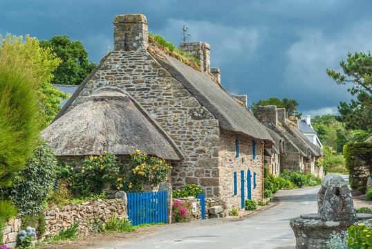 France, Brittany, Nevez, "Pays des pierres debout" (Land of the standing stones), street with tatched cottage in the Kercanic village