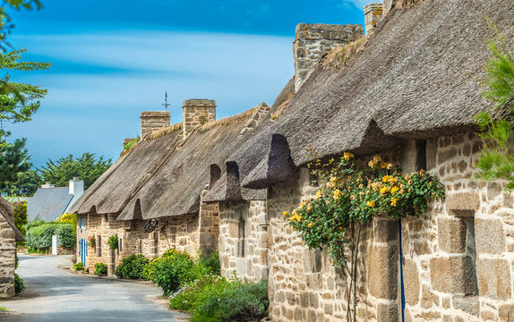 France, Brittany, Nevez, "Pays des pierres debout" (Land of the standing stones), street with tatched cottage in the Kercanic village