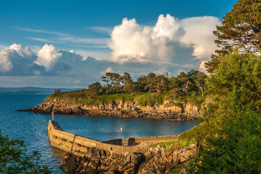 France, Brittany, Douamenez, view from the coastal path (GR 34) between Douamenez and La Pointe de la Jument (Ile Tristan)