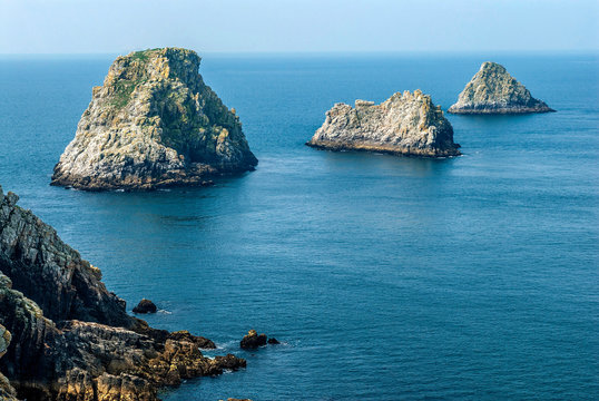 France, Brittany, Corzon Peninsula, Ponte de Pen Hir, Tas de Pois stone row