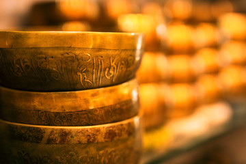Singing healing Tibetan bowls 