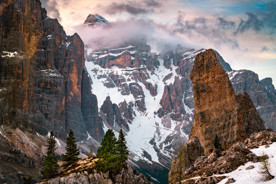  Point de vue sur une chaine de montagnes depuis les cinque Torri