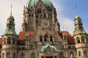 Naklejka premium Neues Rathaus in Hannover; Giebel über dem Portal