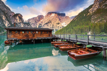  Lac de Braies et sa cabane de location de barques au lever du soleil. Ce petit lac alpin est situé dans le val de Braies à 1 496 m d'altitude, dans la municipalité de Braies, à environ 97 kilomètres 