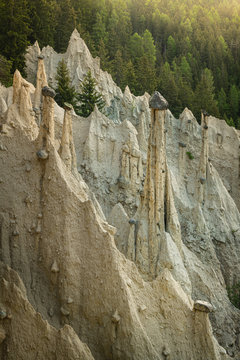 Vue sur les Pyramides de Platten. C'est une formation de colonne argile surmont&eacute;e d'une pierre. Ce ph&eacute;nom&egrave;ne est d&ucirc; aux glissements de terrain, l' eau, le d&eacute;gel et l'&eacute;rosion