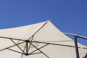 Sonnenschirm am Swimmingpool im Urlaub Sonnenschutz