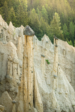 Vue sur les Pyramides de Platten. C'est une formation de colonne argile surmont&eacute;e d'une pierre. Ce ph&eacute;nom&egrave;ne est d&ucirc; aux glissements de terrain, l' eau, le d&eacute;gel et l'&eacute;rosion