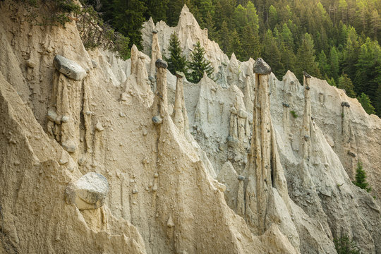 Vue sur les Pyramides de Platten. C'est une formation de colonne argile surmont&eacute;e d'une pierre. Ce ph&eacute;nom&egrave;ne est d&ucirc; aux glissements de terrain, l' eau, le d&eacute;gel et l'&eacute;rosion