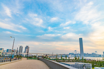 夕暮れ時の都会の空