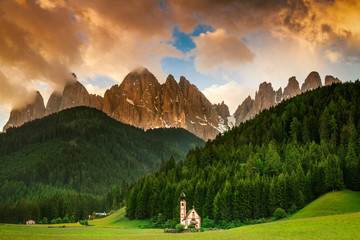 Santa Maddalena avec son église caractéristique en face des sommets des Dolomites dans la Vallée Di Funès au lever du soleil