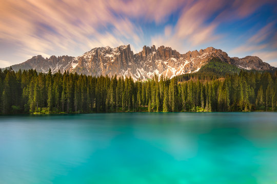 Petit lac alpin situ&eacute; dans le haut val d&rsquo;Ega &agrave; 1 534 m d'altitude, dans la commune de Nova Levante, &agrave; environ 25 km de Bolzano dans le Tyrol du Sud. Il est situ&eacute; au milieu d'une &eacute;paisse for&ecirc;t de sapin