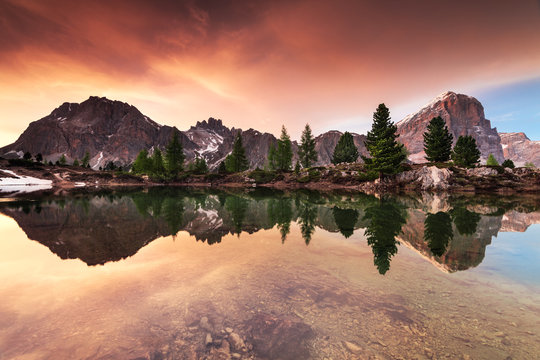 Lac Limides et son reflet au coucher du soleil avec le Mont Lagazuoi &agrave; gauche et la cr&egrave;te Tofana di Rozes &agrave; droite