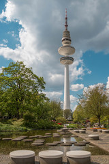 Naklejka premium Planten un Blomen mit Fernsehturm in Hamburg